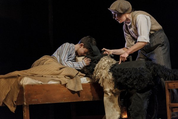 rsz_5_alex_taylor-mcdowall_william_and_elisa_de_grey_puppeteer_for_sammy_the_dog_in_goodnight_mister_tom_2015_credit_dan_tsantilis